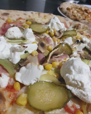 URNEBES PIZZA